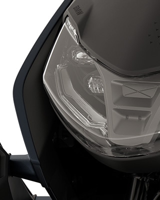 Parte anteriore del BMW CE 04 con primo piano sui fari LED