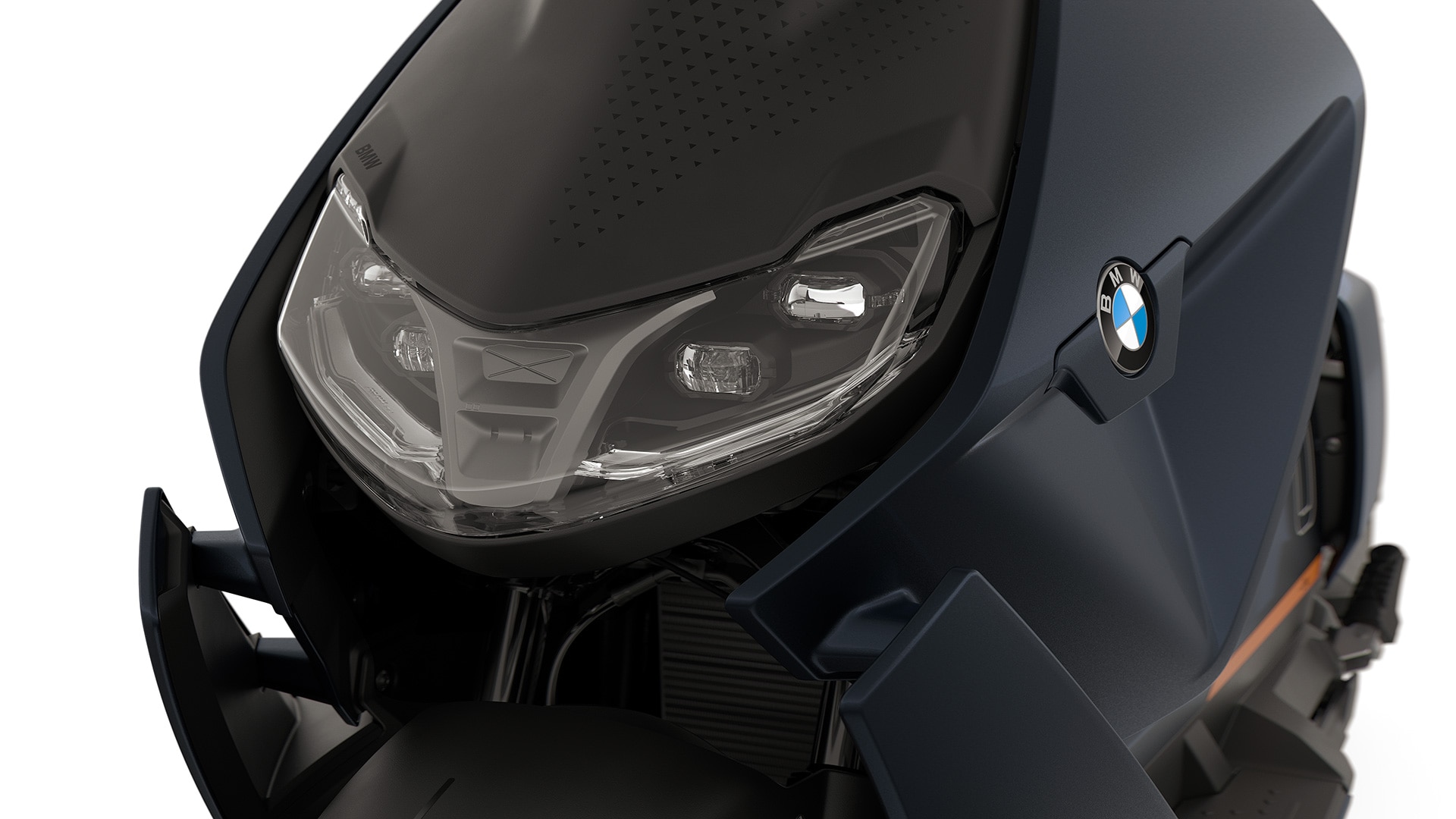Parte anteriore del BMW CE 04 con primo piano sui fari LED