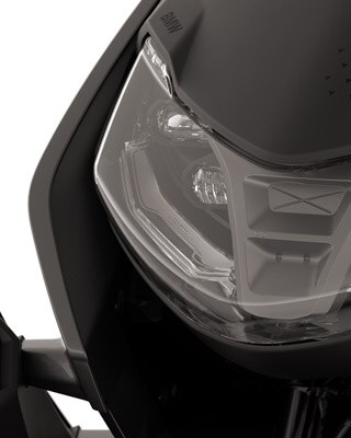 Parte anteriore del BMW CE 04 con primo piano sui fari LED