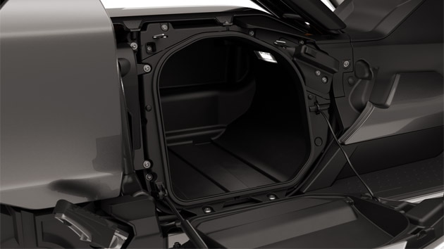 Vano di carica laterale aperto del BMW CE 04.
