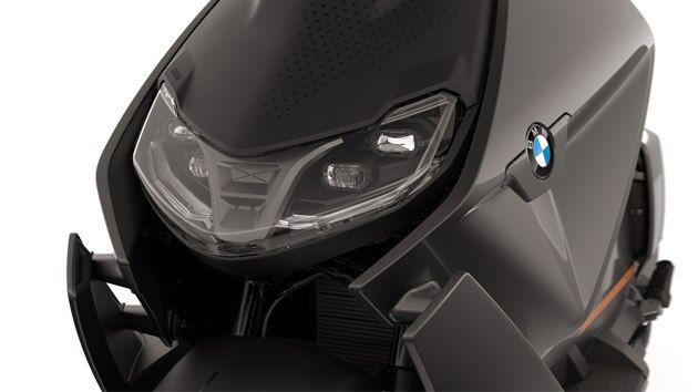 Parte anteriore del BMW CE 04 con primo piano sui fari LED