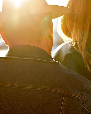L'immagine si focalizza sulla vista posteriore della giacca in jeans RoadCrafted da uomo.