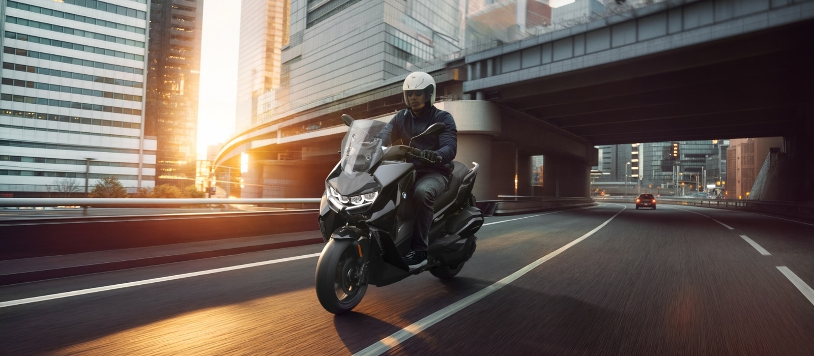 Vediamo un C 400 GT passare su una strada di città al tramonto