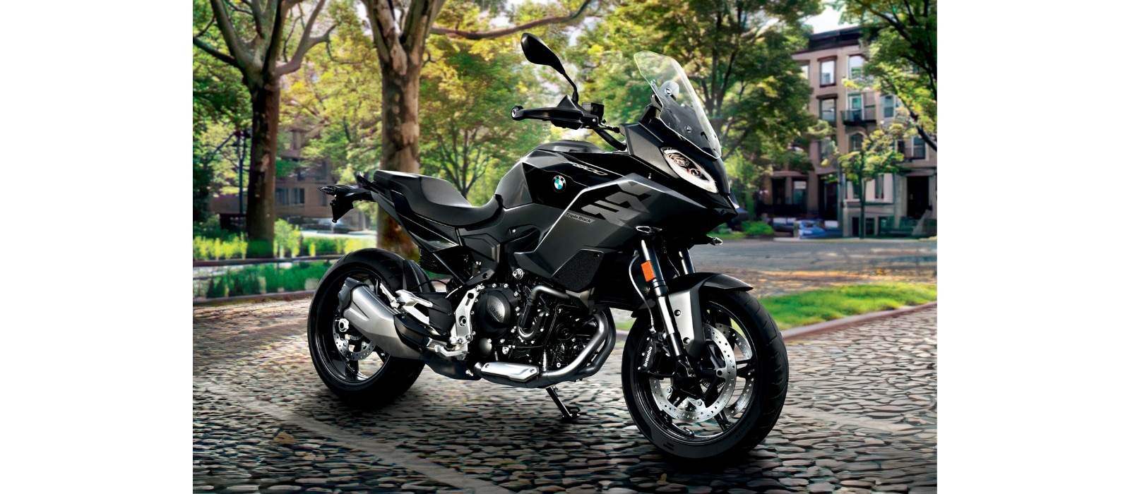 Vediamo una F 900 XR Nera in un quartiere abitato