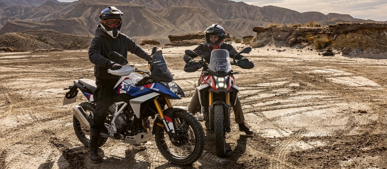 Vediamo due motociclisti in sella a due F 450 GS in un paesaggio desertico